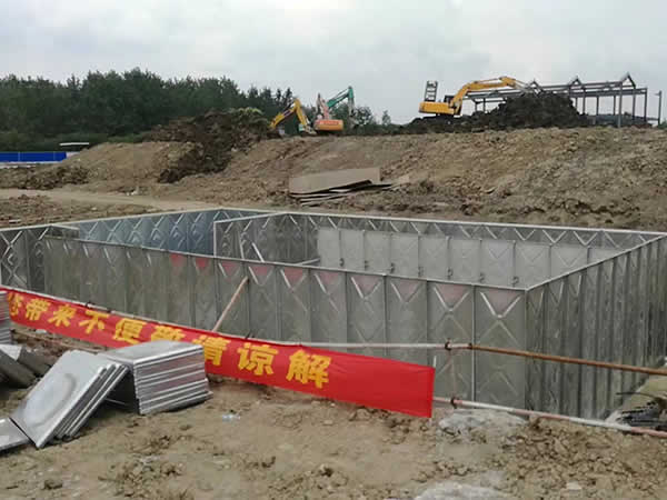 双向弧肋型超刚度大模块抗浮水箱组装